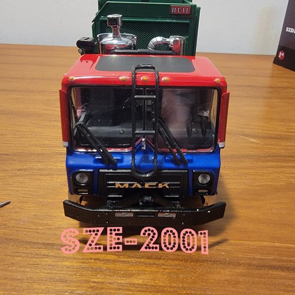 RARE First Gear Waste Management Side Load Refuse Truck 1:34 Scale DieCast Model - Picture 3 of 11